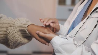 Doktor elinde bir hasta tutuyor..