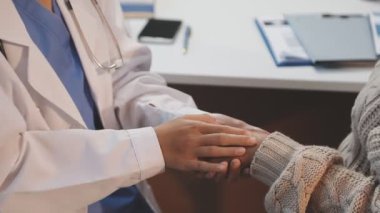 Yakın plan - Klinikteki bir kadına doktor eli vermek