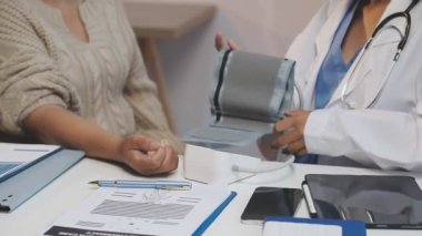 Kapalı - doktorların elleri pano tutuyor