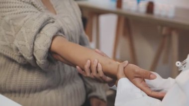 Ofisteki genç bayan.