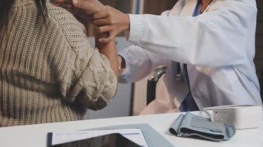 Kapat. Doktor ve hasta elleri hastanede.
