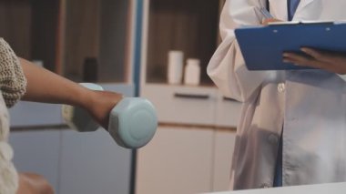 Doktor masadaki kan basıncını ölçüyor.