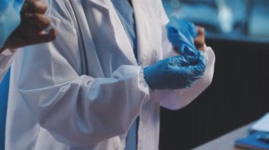 Yakın çekim - tıbbi ceketli erkek doktor test tüpü tutuyor