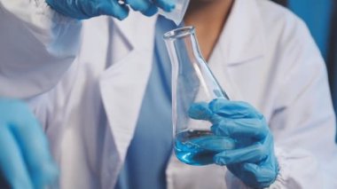 Laboratuvarda çalışan bilim adamı.