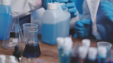 Bilim adamı laboratuvarda çalışıyor..