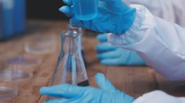 Laboratuvarda laboratuvar asistanının yakın görüntüsü