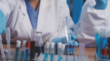 Laboratuvarda bir grup bilim adamı.