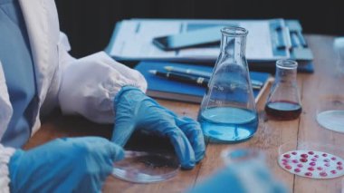 Laboratuvarda deney yapan bilim adamı.