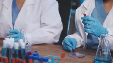 Laboratuvardaki bilim adamının yakın plan fotoğrafı..