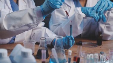 Laboratuvarda mikroskopla çalışan bilim adamları.