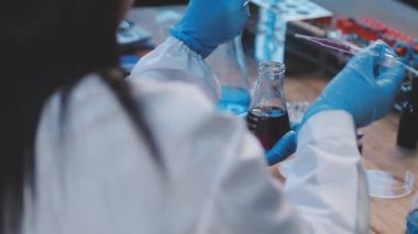 Laboratuvardaki genç bilim kadını.