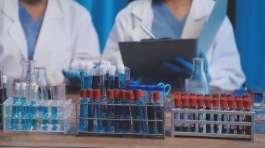 Kapat. Laboratuvar testinde çalışan bilim adamı.
