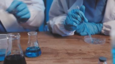Bir laboratuarda çalışan iki tıp laboratuarına yakın çekim