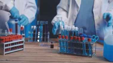 Laboratuvardaki bilim adamı. Test tüpleriyle laboratuvar.