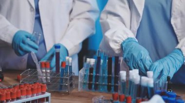 Laboratuvarda çalışan bir laboratuvar çalışanı..