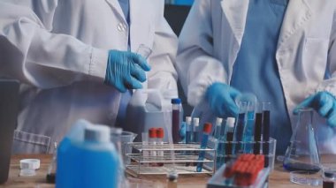 Laboratuvarda test tüpüyle kimyasal deney yapan bilim adamları