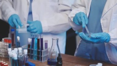 Laboratuvarda laboratuvar asistanı