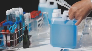 Laboratuvarda çalışan bilim adamı