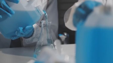 Laboratuvarda çalışan bilim adamı.