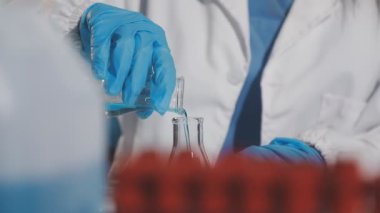 Laboratuvar araştırması. Laboratuvarda mikroskobu olan bir bilim adamı