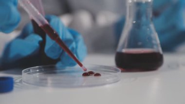 Yakın plan - kadın bir doktorun deney tüpü tutması