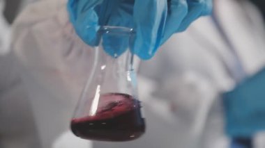 Laboratuvardaki bilim adamı.