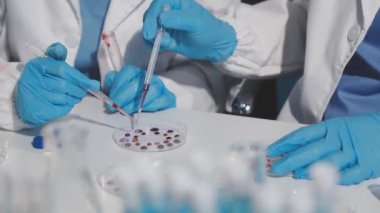 Bir laboratuvar asistanını matarayla kapat.