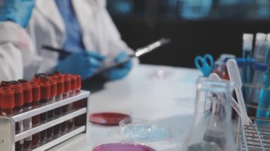 Laboratuvarda laboratuvar araştırması. Mikroskoplu koruyucu gözlüklü bilim adamı. bilim ve kimya