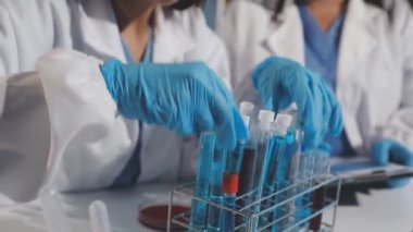 Laboratuvarda sıvı tüpüyle çalışan bir bilim adamı.
