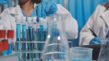 Tüp bebek ile çalışan laboratuvar asistanı