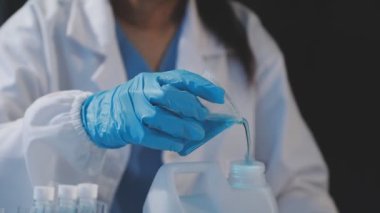 Laboratuvardaki bilim adamının kapanışı.