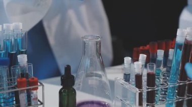 Laboratuvarda matarası olan bilim adamı.