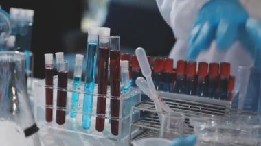 Laboratuvar test tüpünü kapatın.