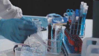 Kimya laboratuarında sıvı ile test tüpü tutan bilim adamı