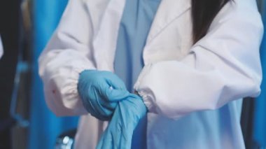 Laboratuvarda eldivenli kadın bilim adamı.