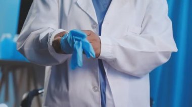 Doktor elinde stetoskop ile