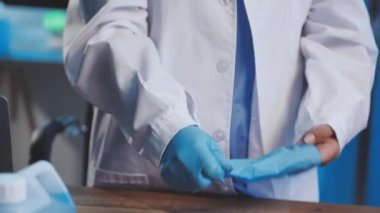 Mavi lateks eldivenli doktor.