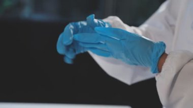 Tıp önlüklü doktorun el ele tutuşması.