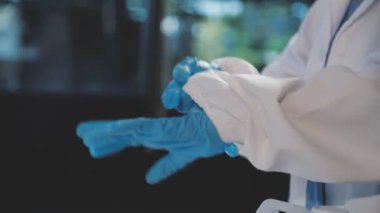 Enjeksiyon için şırınga tutan doktorun yakın çekimi.