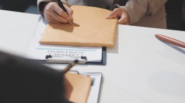 Yakın plan - bir iş adamının kalemle kağıda yazması