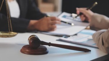 Ofiste çalışan yargıç ya da hakim avukat..