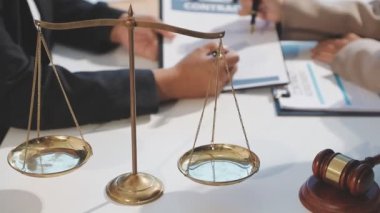 Ofiste çalışan iş adamları, hukuki adalet kavramı