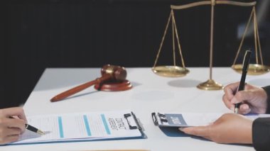 İş adamı ofiste sözleşme imzalıyor..