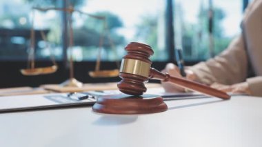 Hakim tokmak bulanık geçmiş, hukuk ve adalet kavramı, avukat veya avukatın belgelerle çalışması üzerine.