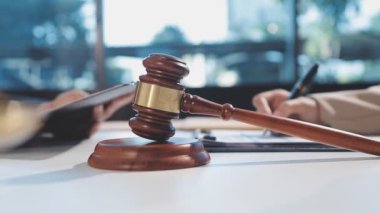 Avukat ya da avukat, avukat ve avukat ya da avukat yasal belge ofisinde tokmakla çalışıyor. Hukuk hukuku kavramı