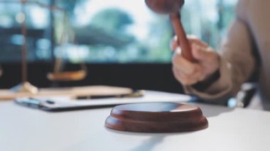 Yargıç tokmak ve adalet terazisi masa, hukuk ve adalet kavramında