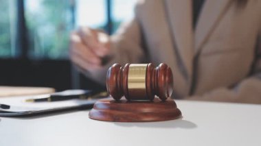 Avukatın yargıcı ofiste dizüstü bilgisayarla çalışıyor.