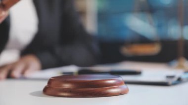 Yargıç Tokmak ve hukuk kitapları.