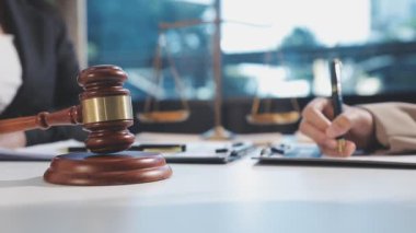 Ofiste çalışan erkek avukat