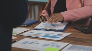 İş adamları ofis odasında tartışıyor ve çalışıyor.